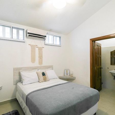 Pineapple House Hotel Бокас дел Торо Екстериор снимка