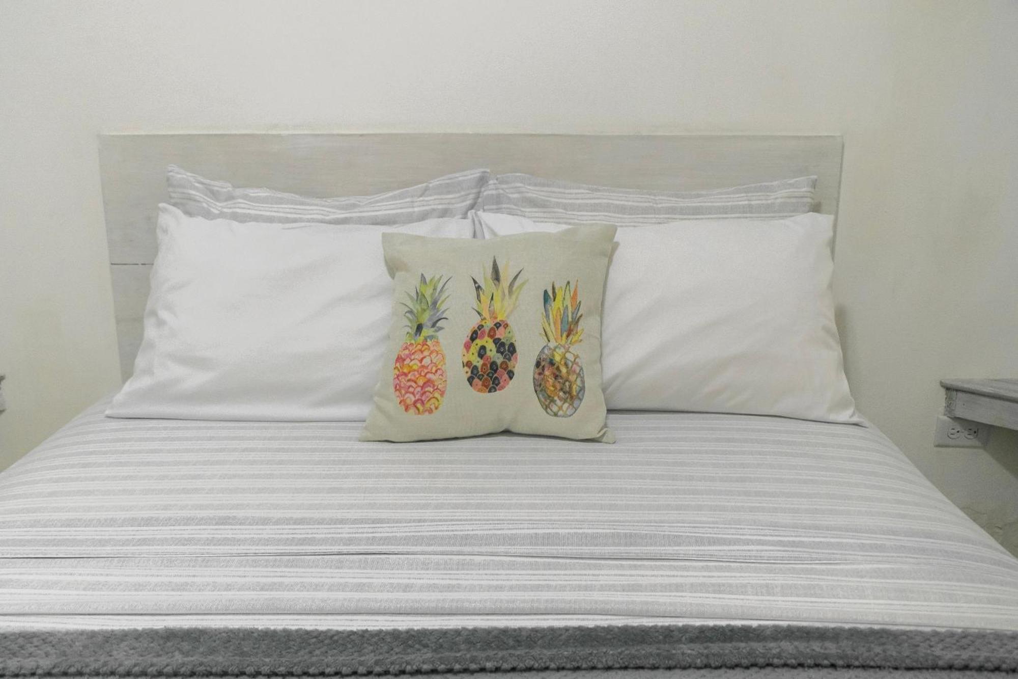 Pineapple House Hotel Бокас дел Торо Екстериор снимка