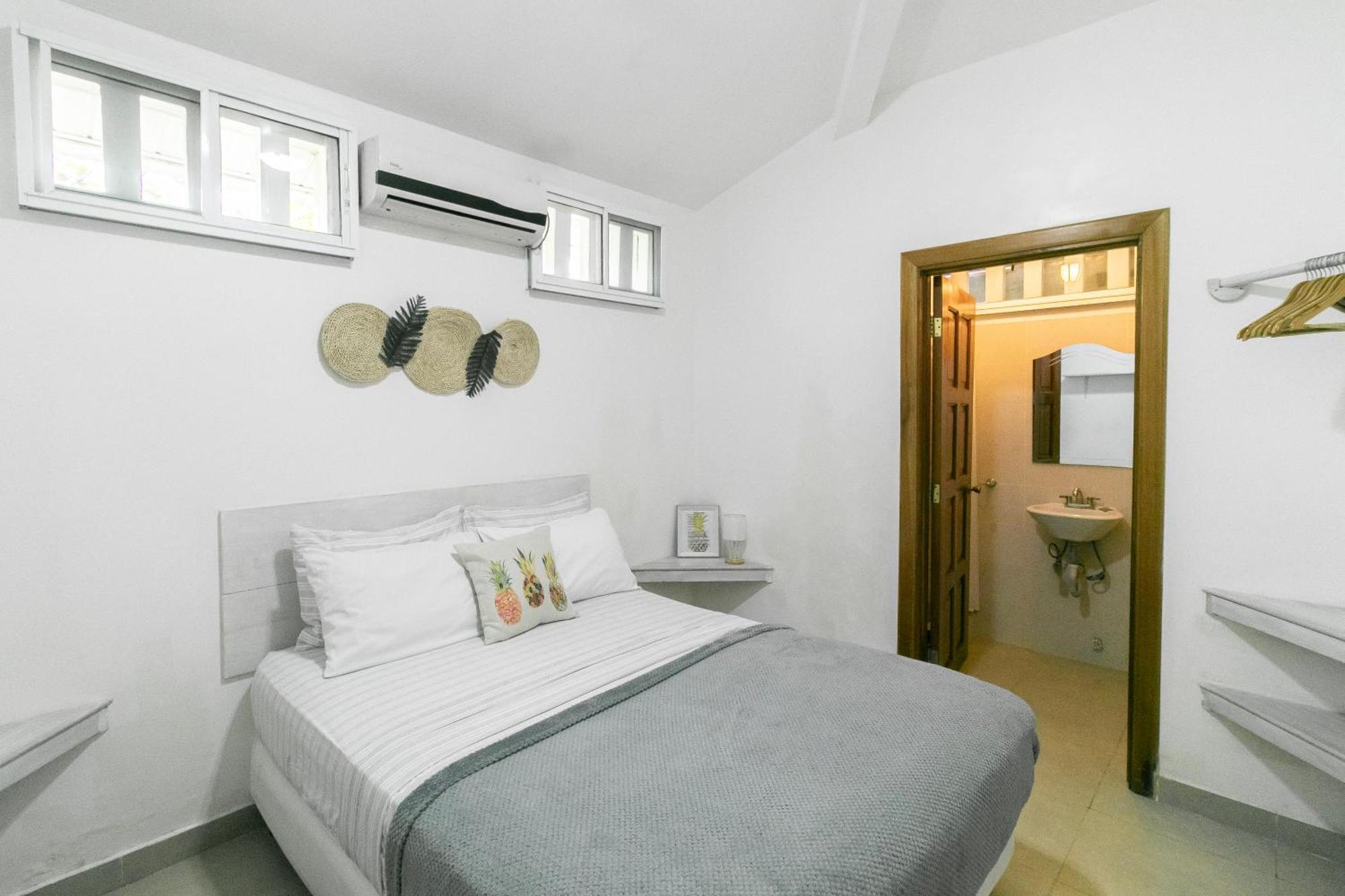 Pineapple House Hotel Бокас дел Торо Екстериор снимка