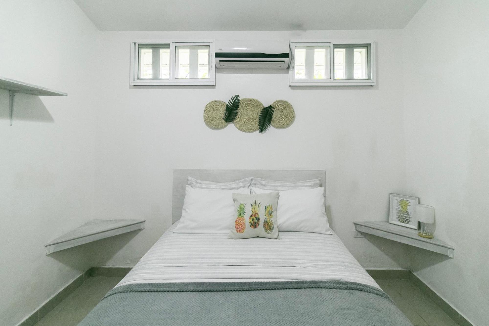 Pineapple House Hotel Бокас дел Торо Екстериор снимка