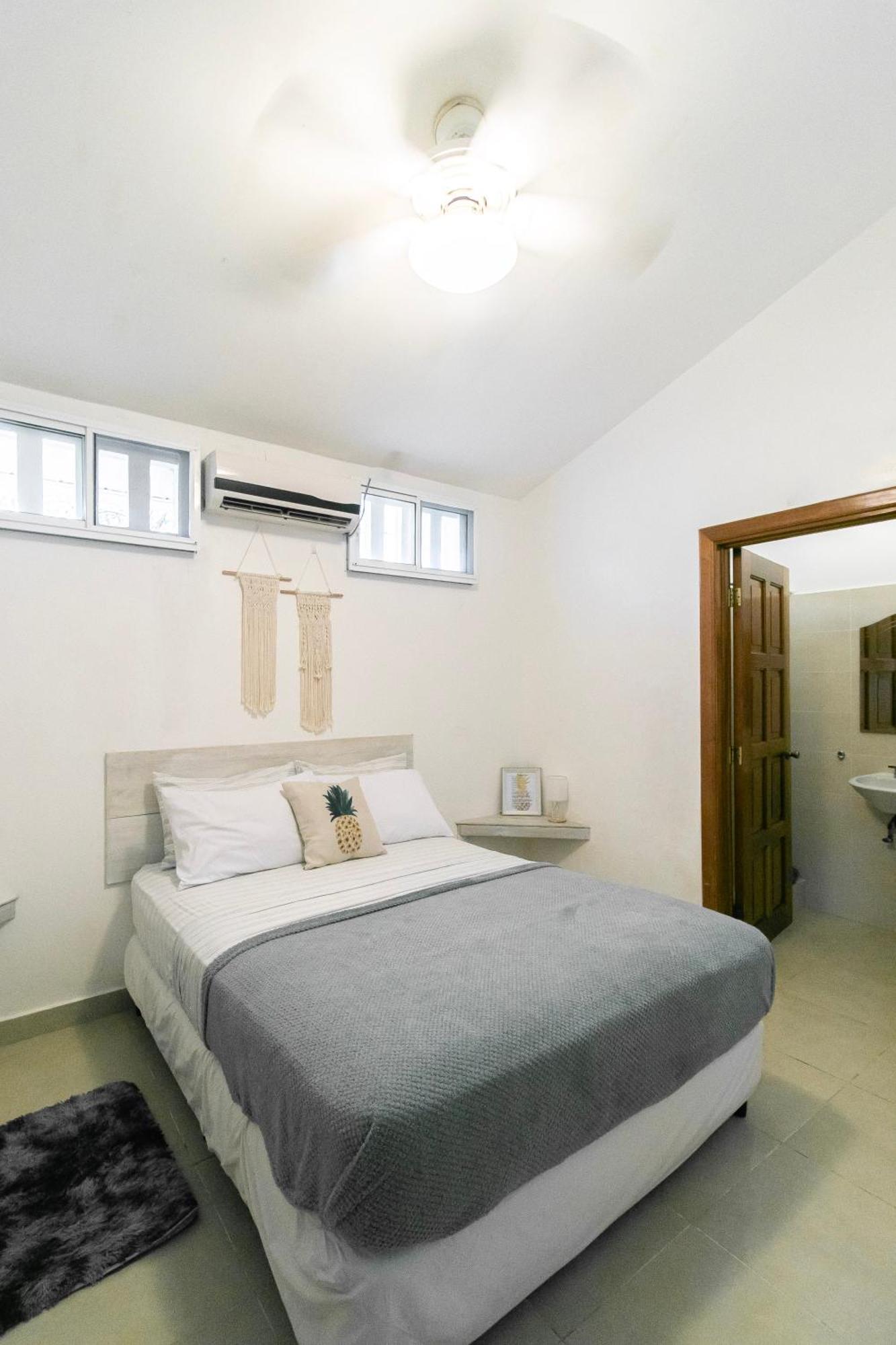 Pineapple House Hotel Бокас дел Торо Екстериор снимка