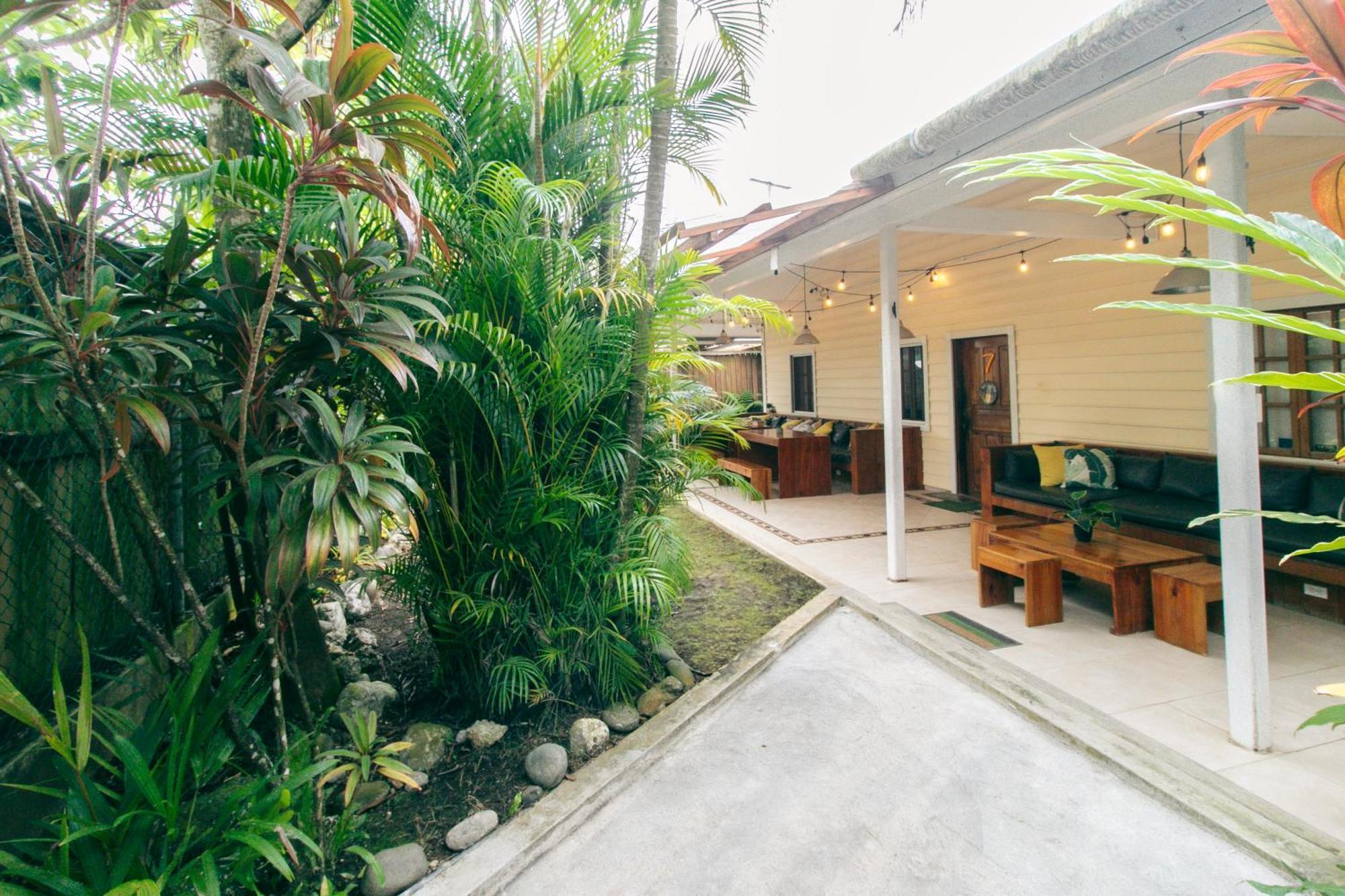 Pineapple House Hotel Бокас дел Торо Екстериор снимка